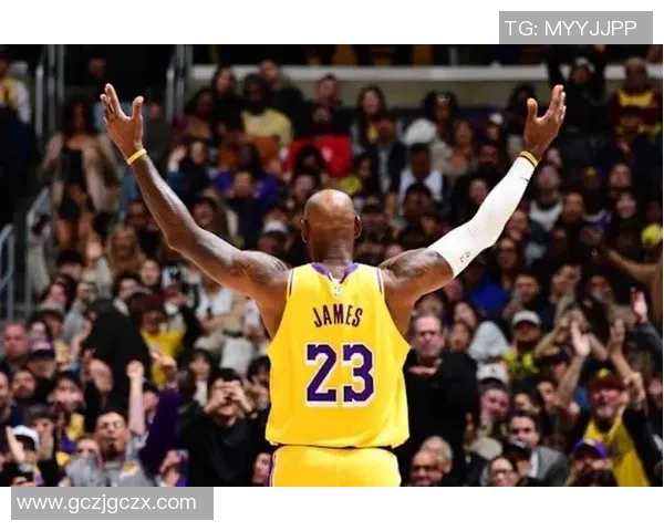 洛杉矶湖人鏖战劲敌巅峰对决引爆全场激情时刻 洛杉矶湖人鏖战劲敌巅峰对决引爆全场激情时刻